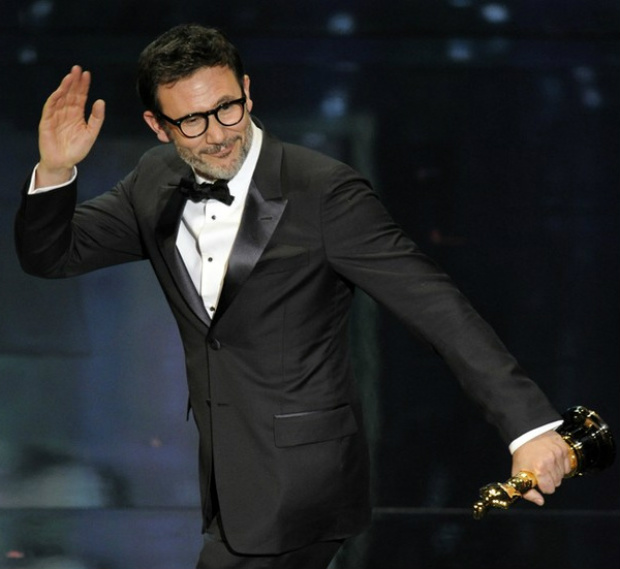 O cineasta francês Michel Hazanavicius acena após ganhar estatueta de melhor diretor pelo filme 'O artista'. (Foto: Mark J. Terrill/AP)
