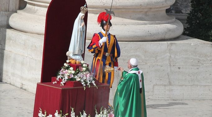 Papa Francisco junto à imagem da Virgem de Fátima no Vaticano / Crédito: Lauren Cater (ACI Prensa