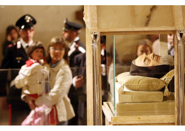 Exposição do corpo de Padre Pio em San Giovanni Rotondo - ANSA