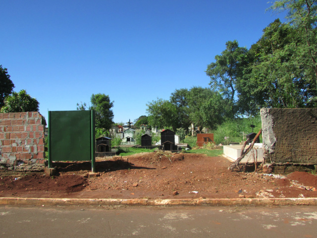Segundo populares, muro está aberto desde 2014 (Foto: Gizele Almeida)