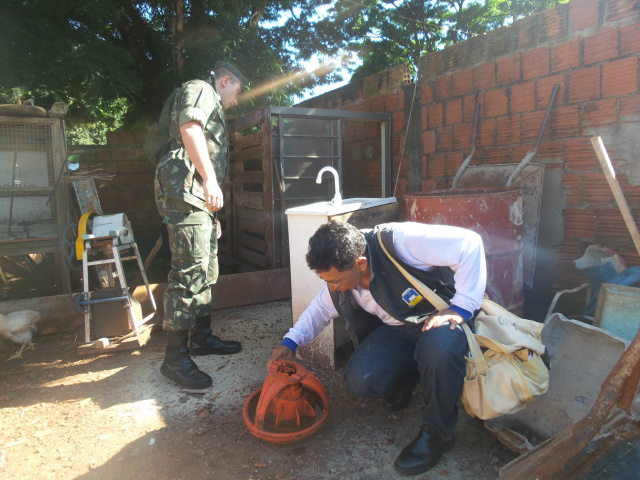 Na 'guerra' contra o mosquito os agentes do CCZ receberam apoio do Exército- Foto: Joandra Alves