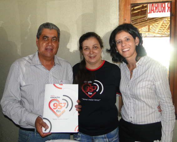 A diretor artística da Rádio Coração, Ozair Dias Sanabria entregando a proposta ao Governador do Estado ao André Pucinelli, ao lado da vice-prefeita de Dourados, Dinaci Ranzi