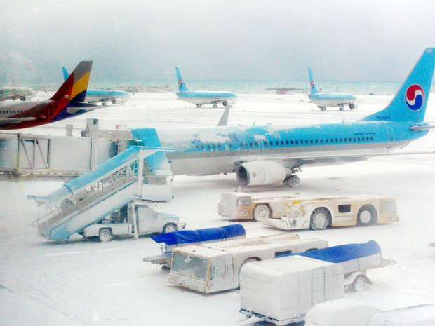 Aeroporto de Jeju, na Coreia do Sul, estava coberto de neve Lee na quinta-feira (24) (Foto: Seok-hyung/News1/ Reuters)