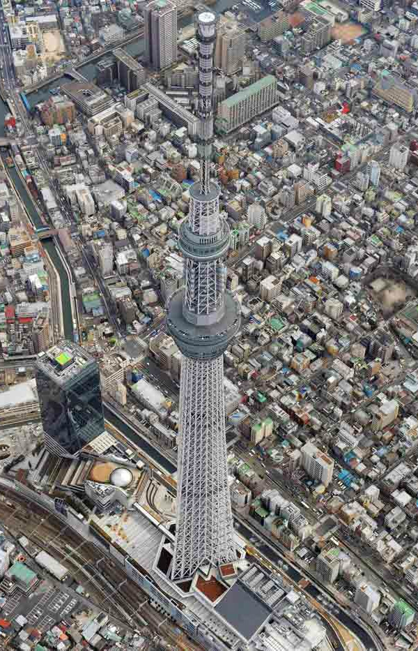 A Tokyo Sky Tree, reconhecida como maior torre do mundo, com 634 metros, é fotografada em Tóquio na quarta (28), um dia antes de de ficar pronta (Foto: Kyodo / Reuters)

