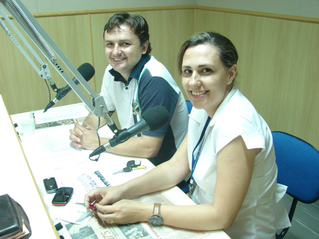 Os funcionários Marcio Jorge  e Shirley Alvin no programa 'Um só Coração'