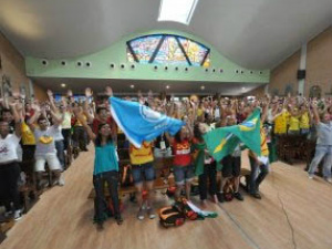 Jovens de reuniram na Igreja de Santa Ana, no centro do Rio para rezar pela JMJ 2013
