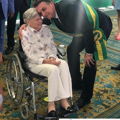 Em sua conta no Twitter, Bolsonaro lembrou o Dia das Mães e postou uma foto com sua mãe, dona Olinda, de 92 anos, no dia da sua posse.