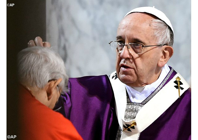 Papa durante ritual na Quarta-feira de Cinzas - AP