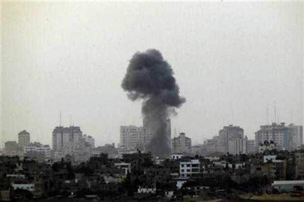 Fumaça negra sobe após ataque aéreo israelense à Faixa de Gaza. Israel bombardeou dezenas de alvos em Gaza na segunda-feira e disse que, embora esteja preparado para intensificar a ofensiva enviando ... 
Foto de Yannis Behrakis 