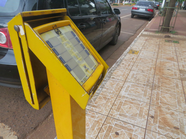 Modelo atual de parquímetro não será mais usado como sistema de estacionamento rotativo em Dourados (Foto: Arquivo)