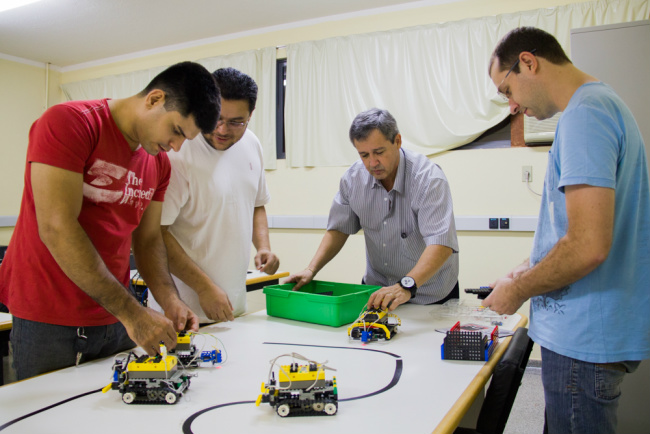 Uma das atuações do engenheiro de software é gerenciamento de redes de computadores e robótica