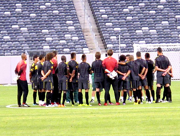 No centro do gramado, jogadores escutam o professor Mano (Foto: Leandro Canônico / Globoesporte.com)