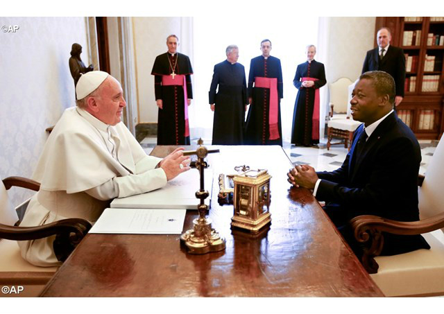 O Papa Francsico e o Presidente do Togo, Faure Essozimna Gnassingbé - AP