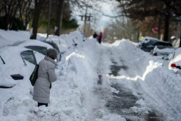 Washington, a capital norte-americana, enfrentou uma das maiores tempestades de neve de sua história  EPA/Shawn Thew/Agência Lusa