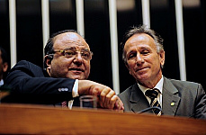 O líder Cândido Vaccarezza e o relator Paulo Piau ainda buscam consenso sobre pontos do texto