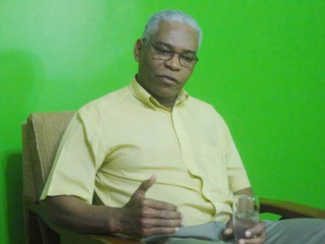 Monsenhor Henrique, durante entrevista a imprensa local