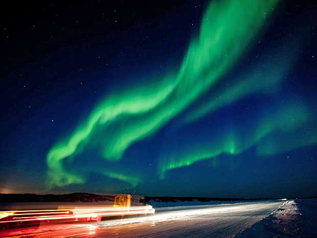 A maior tempestade solar em cinco anos a atingir a Terra pode ter causado preocupação, mas também provocou cenários espetaculares pelo mundo. A enorme onda de radiação na atmosfera criou um brilhante show da aurora boreal perto de Yellowknife, no Canadá, na quinta-feira (8). (Foto: The Canadian Press / Bill Braden / AP Photo)