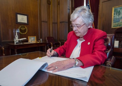 É oficial: Governadora do Alabama assina lei que proíbe abortos