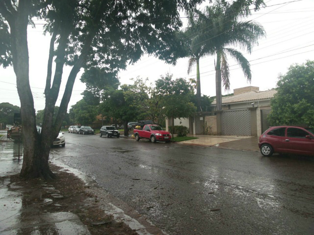 Pancadas de chuva atingiram Dourados nesta segunda-feira (Foto: Fabiane Dorta)