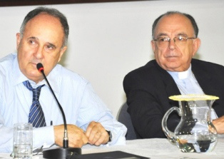 Cristovam levantou durante duas horas, quatro perguntas essenciais para caracterizar a pobreza no país, que são: O que é ser pobre? Porque há pobreza? Porque nos preocupamos com os pobres e como erradicar a pobreza?