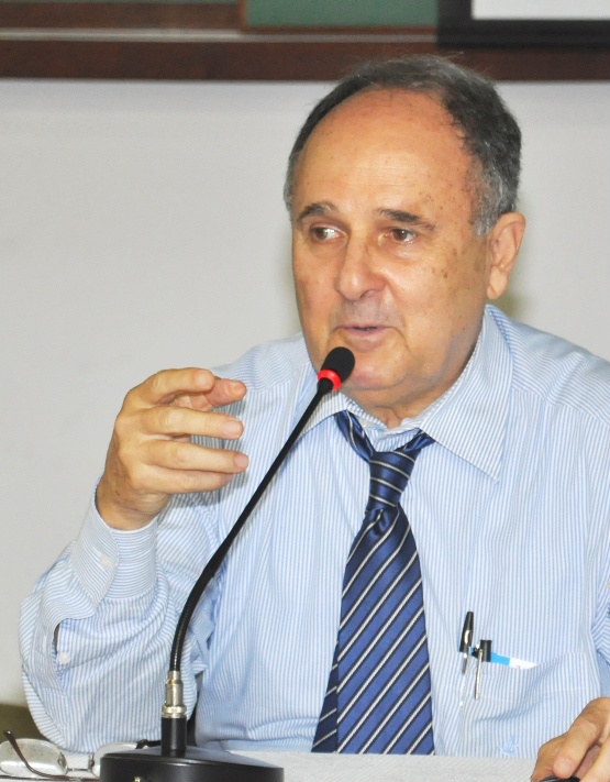 Segundo Cristovam Buarque, o país deve mudar o pensamento de que o crescimento economico é que elimina a pobreza