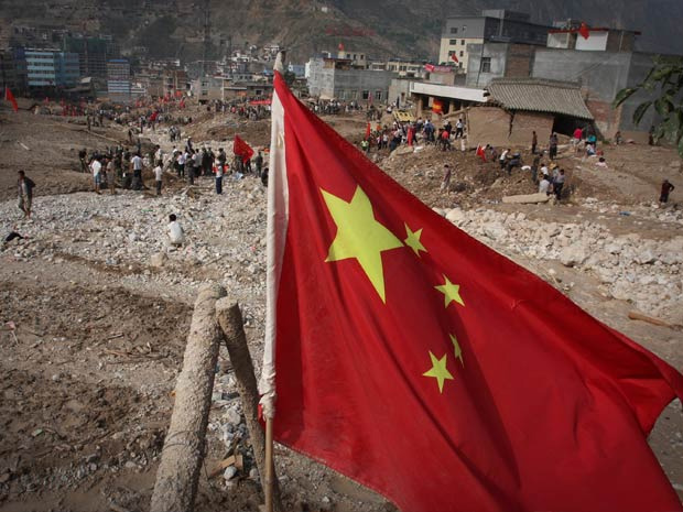 Equipes de resgate buscam sobreviventes em local de deslizamento na China (Foto: AP)