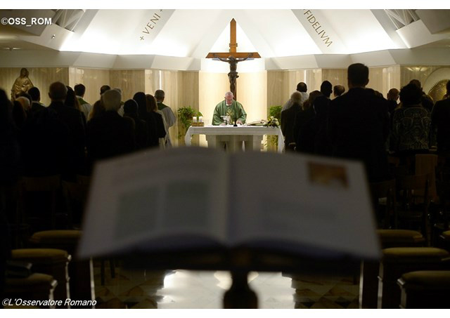 Papa Francisco na celebração na missa na Casa Santa Marta - OSS_ROM