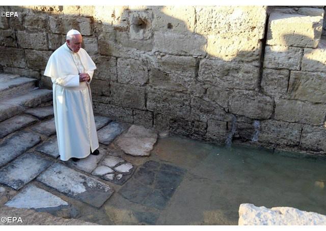 Papa rezou às margens do Rio Jordão em 24 de maio de 2014, quando visitou a Terra Santa - EPA