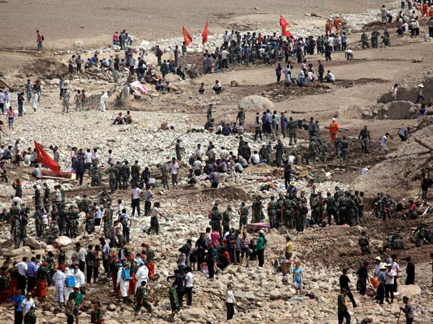 O local do deslizamento de lama e água das chuvas, que matou mais de 700 pessoas (Foto: AP)