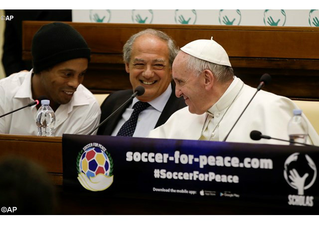 Papa e Ronaldinho anunciam jogo pela paz - AP