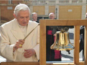 O Sino do 50º Congresso Eucarístico Internacional foi tocado pelo Papa Bento XVI após a Catequese desta quarta-feira, 14, no Vaticano 
