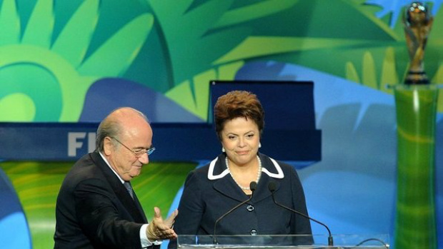 Dilma Rousseff e Joseph Blatter no sorteio das Eliminatórias para a Copa, em 2011, no Rio de Janeiro (Oliver Lang/AP) 
