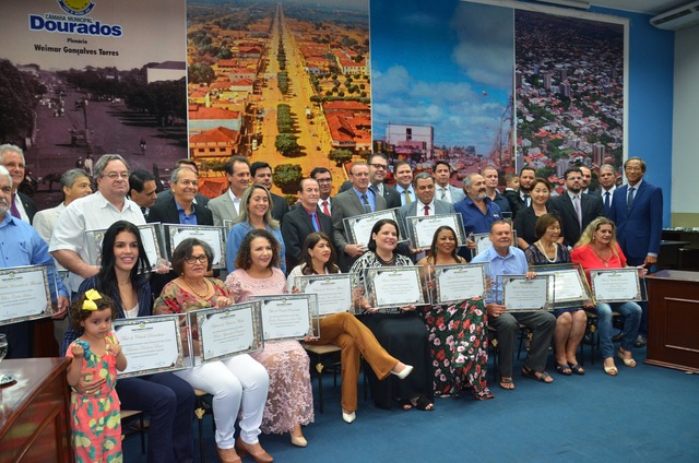 Personalidades homenageadas em 2019, com o  Título 'Cidadão Douradense', na noite de terça-feira, 21/05,  na Câmara Municipal de Dourados. Foto: Estanislau Sanábria