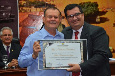  Adão Ferreira de Souza,  do distrito de Vila Vargas recebe das mãos do vereador Madson Valente o Título de 'Cidadão Douradense.'