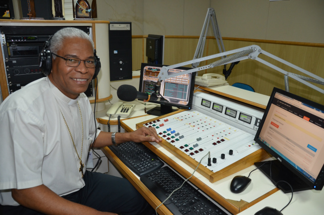 Dom Henrique, em foto como apresentador e sonoplasta da Rádio Coração. Foto: Estanislau Sanabria