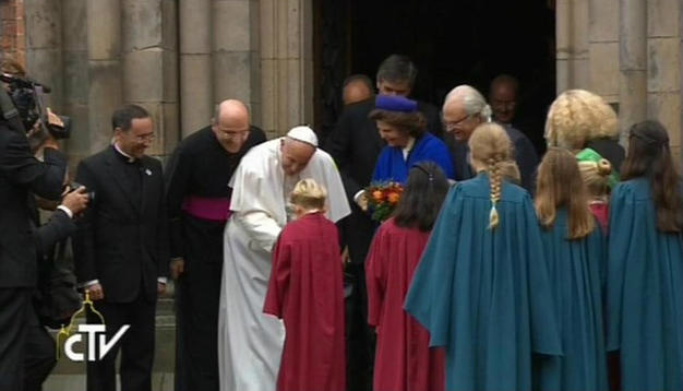 Papa saindo da Catedral de Lund, Suécia, após oração ecumênica - RV