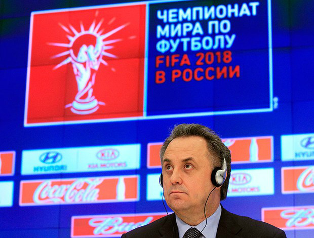 Vitali Mutko, ministro do Esporte da Rússia, apresenta o logo provisório da Copa de 2018 (Foto: AP)