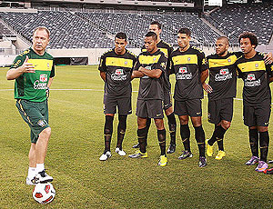 Mano Menezes orienta atletas da Seleção Brasileira
(Foto: CBF)