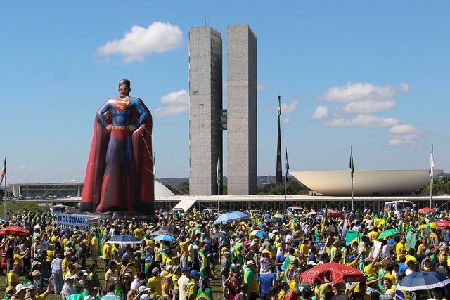 Fabio Rodrigues Pozzebom/Agência Brasil.Apoiadores se concentraram no gramado da Esplanada dos Ministérios, na altura do Palácio Itamaraty. 