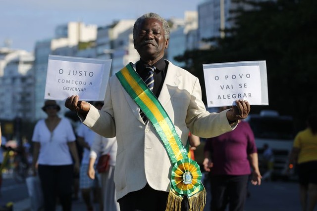 Ato em apoio ao governo de Jair Bolsonaro na orla de Copacabana - Fernando Frazão/Agência Brasil