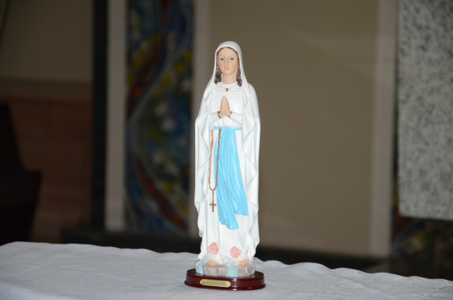 Imagem de Nossa Senhora de Lourdes foi colocada próximo ao altar, lembrando o dia da Intercessora dos Enfermos