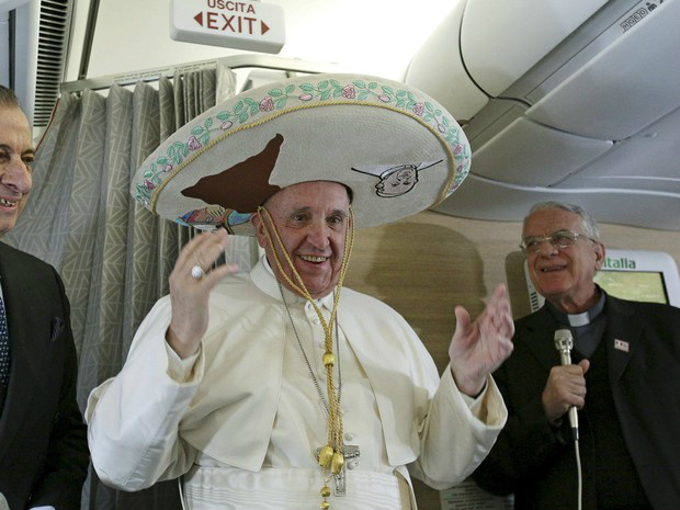 Papa usa sombrero que ganhou de presente de um jornalista que estava em seu avião para Havana, onde pontífice fez parada de algumas horas para se encontrar com patriarca russo (Foto: Reuters/Alesssandro Di Meo/Pool)