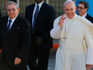 Papa acena enquanto se dirige ao avião ao lado do presidente de Cuba, Raúl Castro, no aeroporto de Havana, Cuba, nesta sexta-feira (12) (Foto: AP Photo/Desmond Boylan)