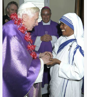 Bento XVI recebe um colar de flores de presente durante a visita ao Santuário da Virgem da Caridade do Cobre
