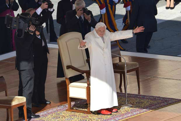 Na última audiência, Bento XVI diz que papado teve 'águas agitadas'