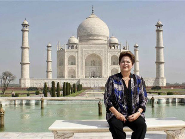 Presidente Dilma Rousseff em frente ao Taj Mahal, em Agra, na India, neste sábado (31). Dilma conclui a visita oficial de quatro dias à Índia, onde participou da reunião do Brics, grupo que reúne ainda os líderes da Rússia, Índia, China e África do Sul. (Foto: AP)