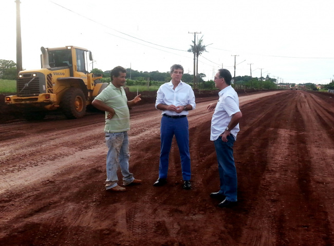 Foto: Antônio Viegas/Assecom

Legenda: Prefeito Murilo e o secretário Luis Roberto vistoriando obras de asfalto no Jardim Canaã II e Avenida Potreirito​