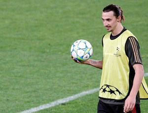 Ibrahimovic é a esperança de gols do Milan no
duelo com o Barcelona (Foto: Reuters)