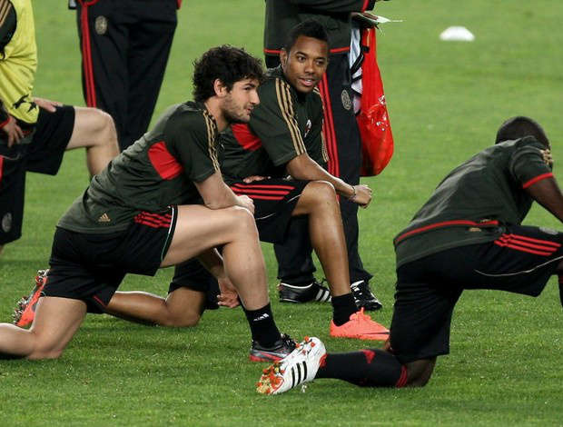 Robinho será titular. Pato, recuperado de lesão, é opção para mudar o jogo na etapa final (Foto: EFE)