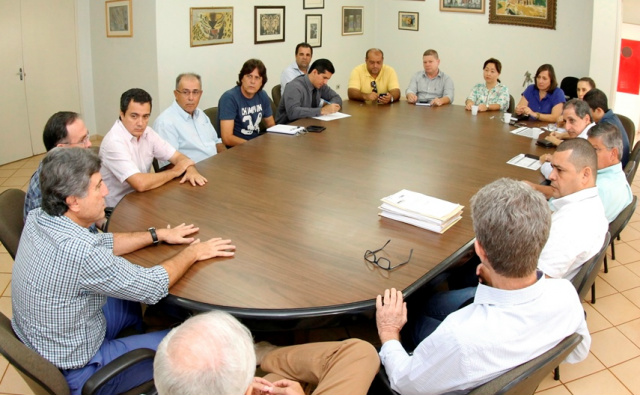 Foto: Chico Leite/Assecom
Prefeito Murilo, durante reunião com secretários, falou das conquistas e disse que deixará a Prefeitura de cabeça erguida, assim como entrou
